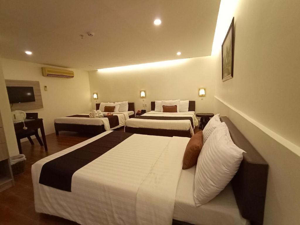 Hotel Asuncion Laoag Esterno foto